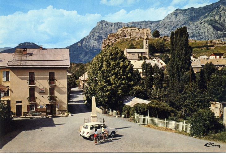 Entrée du village, l'hôtel Liotard, l'église et le grand Morgon (carte postale vers 1960) - Saint-Vincent-les-Forts