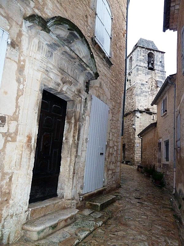 Vers l'église - Simiane-la-Rotonde