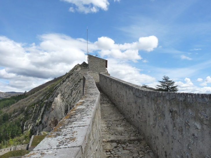 Dans la citadelle , le chemin de ronde - Sisteron