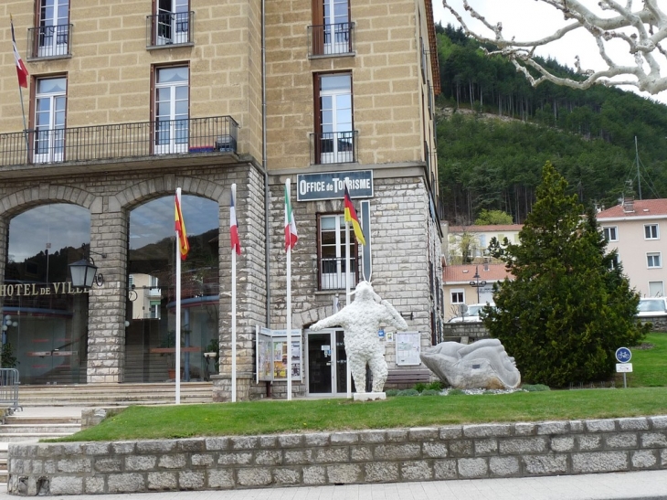 Sur le devant de l'hotel de ville - Sisteron