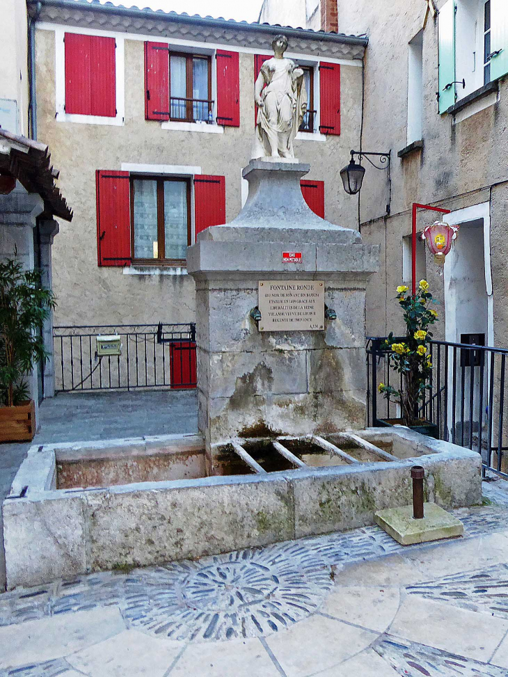 Le vieux Sisteron  fontaine :rue Saunerie