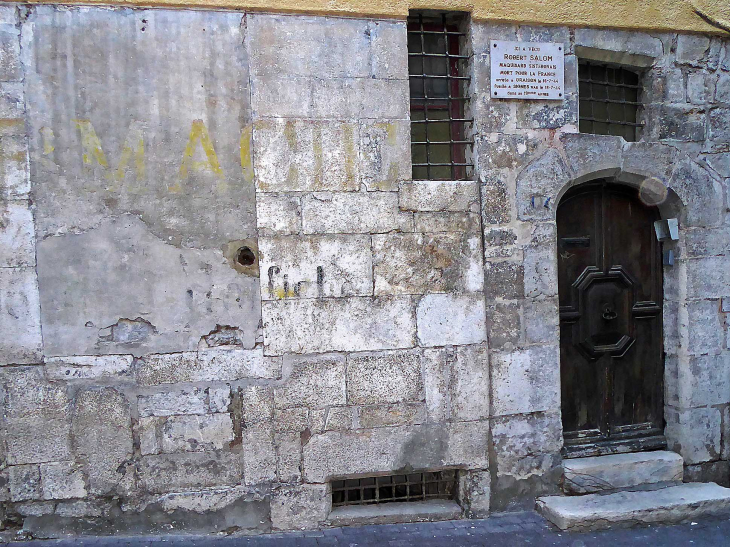 Le vieux Sisteron : rue Mercerie maison du Résistant Robert Salom 