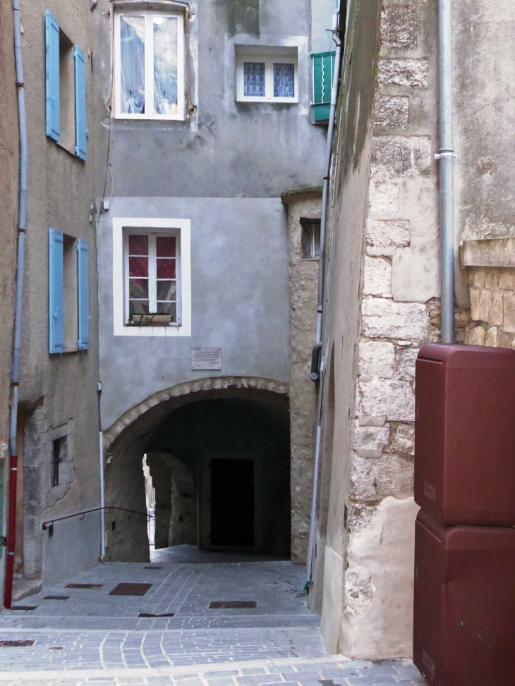 Andrône : passage entre deux rues - Sisteron
