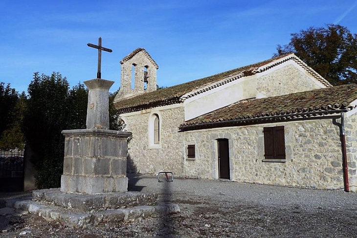 L'église et le monument aux morts - Valbelle