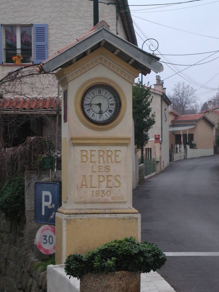 L'Entrée du vilage - Berre-les-Alpes