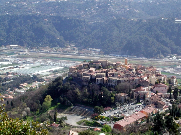 Le village vu depuis l'ancien chemin de Carros - Gattières