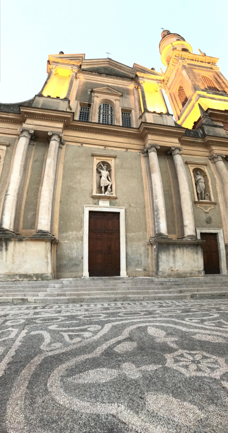 Place de l'église à Menton