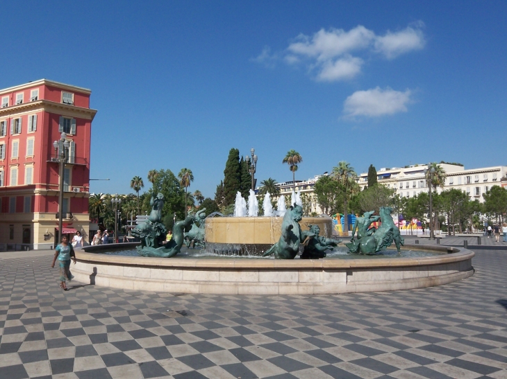 Fontaine place Macena à Nice