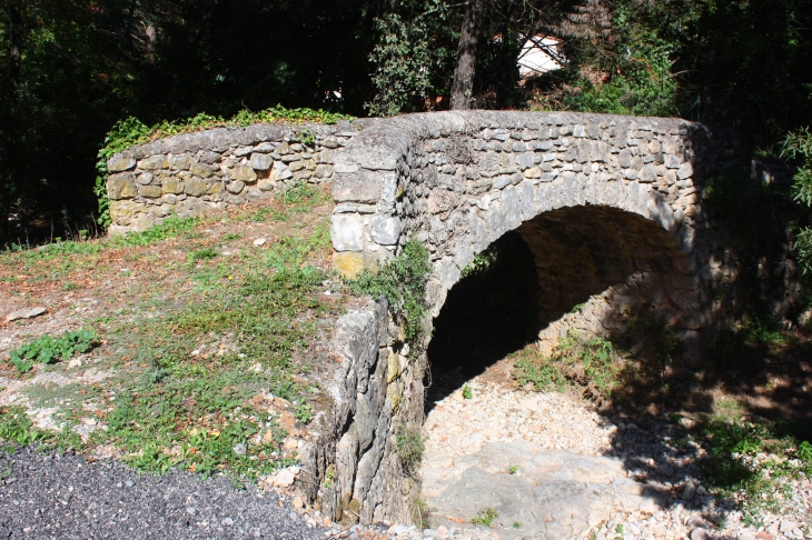 Le vieux pont de Roquefort les Pins - Roquefort-les-Pins