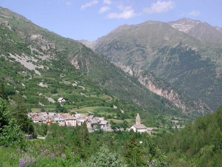 Le village vu depuis la Piste de Gialorgue - Saint-Dalmas-le-Selvage
