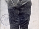 Le pantalon du Géant Hugo (carte postale de 1907).