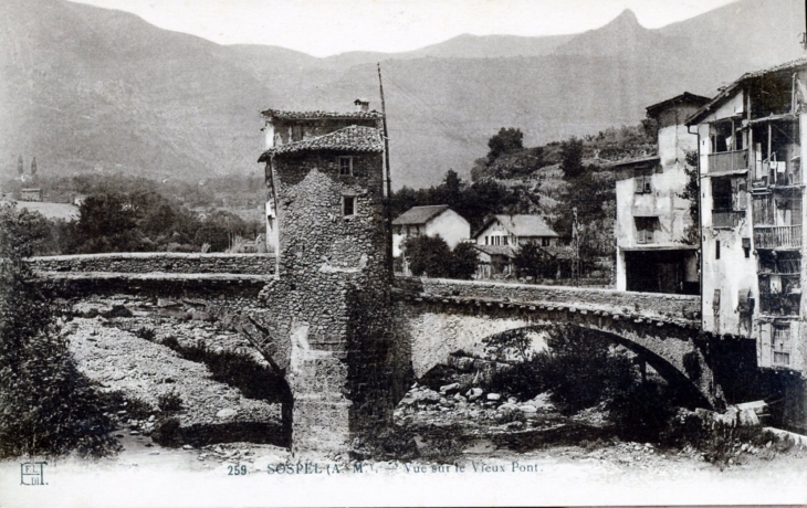 Vue sur le vieux pont, vers 1920 (carte postale ancienne). - Sospel