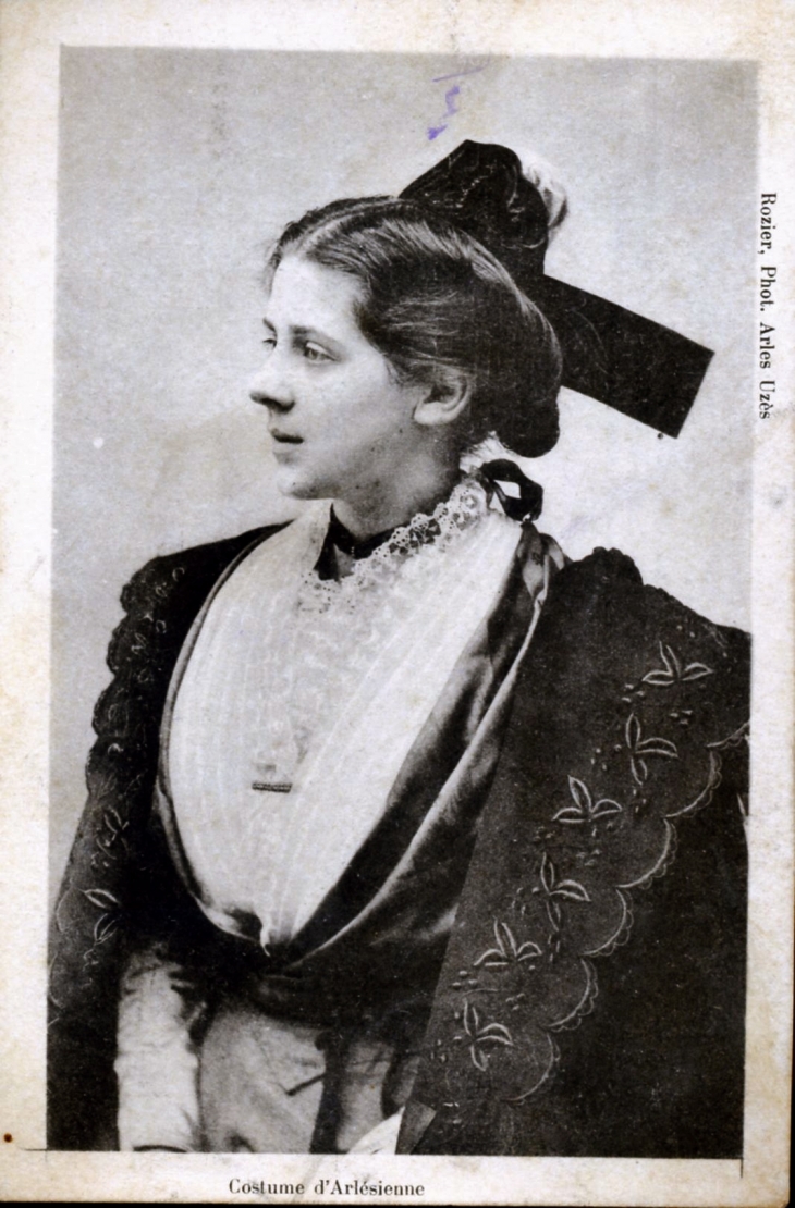 Costume d'Alésienne, vers 1904 (carte postale ancienne). - Arles