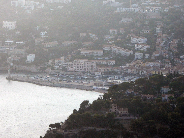 Le cap Canaille au coucher du soleil : vue sur la ville - Cassis