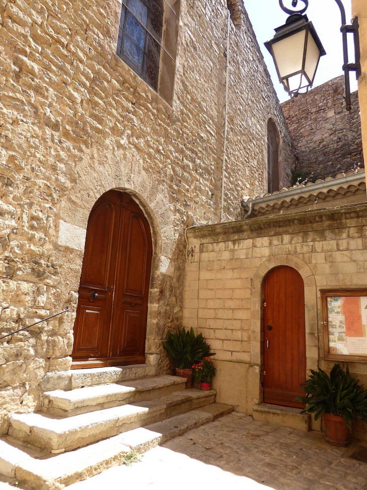 L'entrée de l'église - Ceyreste