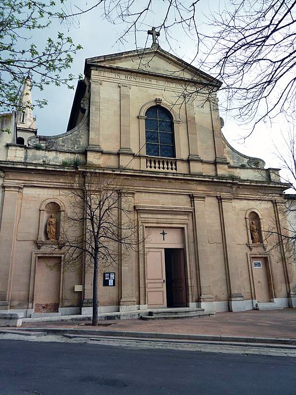 La façade de l'église - Cuges-les-Pins