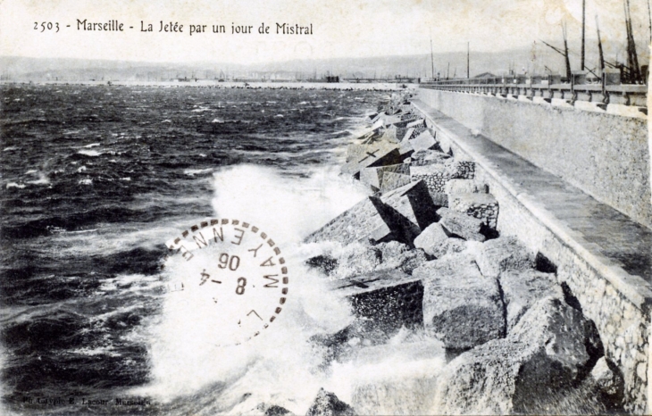 La jetée par un jour de Mistral, vers 1906 (carte postale ancienne). - Marseille
