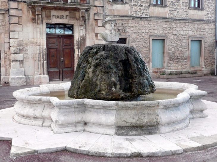 Fontaine place de la mairie - Paradou
