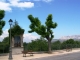 Un oratoire dans la verdure - En arrière-plan, la montagne Sainte-Victoire 