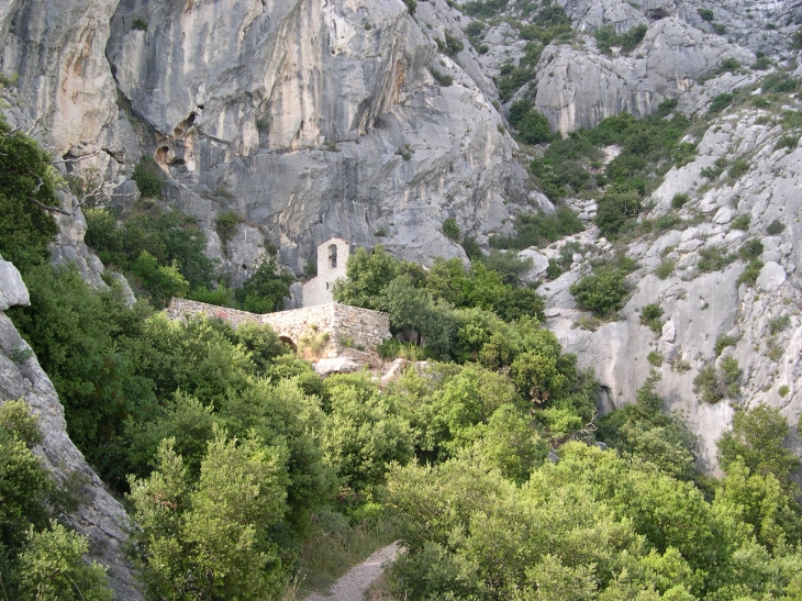 Caché sur une paroi de la Montagne Sainte-Victoire, l'ermitage de Saint-Ser  - Puyloubier