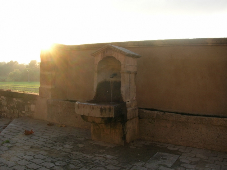 La fontaine rue du bas au coucher du soleil - Saint-Cannat