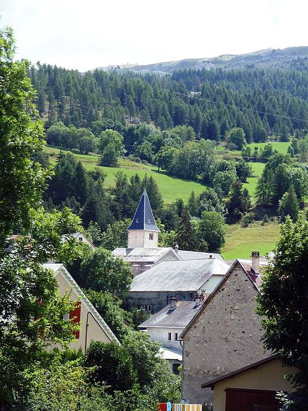 Vue sur le village  Dévoluy (ou Le Dévoluy1) est, depuis le 1er janvier 2013, une commune nouvelle  issue du regroupement des quatre communes : Agnières-en-Dévoluy, La Cluse, Saint-Disdier et Saint-Étienne-en-Dévoluy.