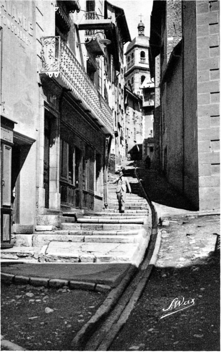 La petite gargouille, vers 1930 (carte postale ancienne). - Briançon