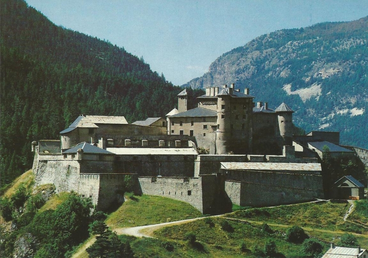 Chateau Queyras et la forteresse --1384m , carte postale1975 - Château-Ville-Vieille