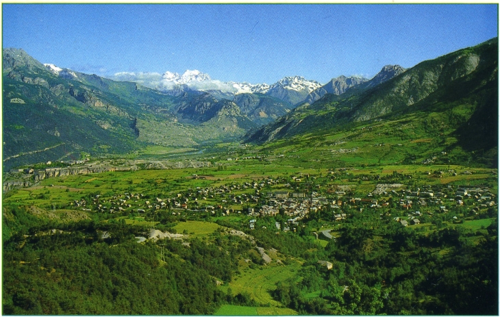 Panorama sur la vallée de la Durance. Au fond la massif des Ecrins. (carte postale de 1990) - Guillestre