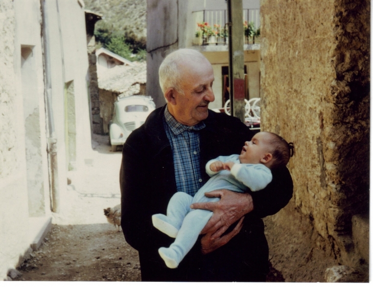 Mon grand père et mon fils au village - La Beaume