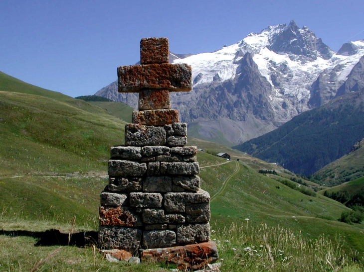 Croix de pierre sur la piste vers la Buffe au départ du Chazelet  - La Grave