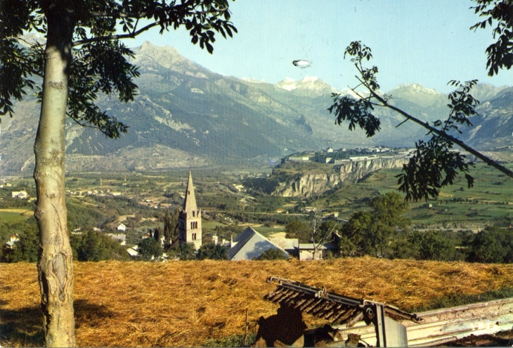 Le Village, Au fond, la place forte de Montdauphin (carte postale de 1980) - Risoul