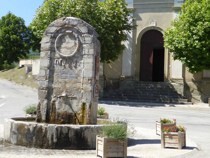 La fontaine devant l'église - Rosans
