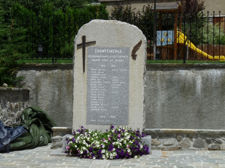 Le parvis de l'église de Chantemerle ou sqare du 19 mars 1962 , en souvenirs - Saint-Chaffrey