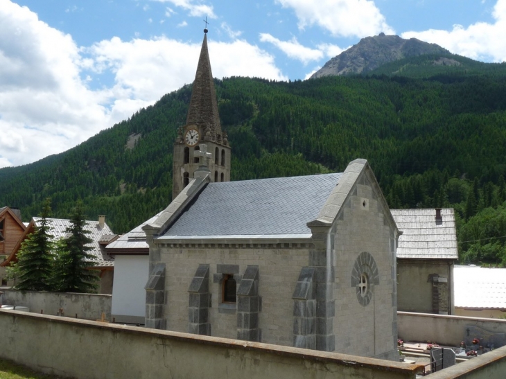 Autour de l'église à Chantemerle - Saint-Chaffrey