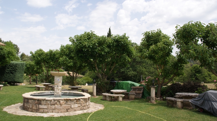 Bel endroit public avec fontaine toilettes et barbecue - Artigues