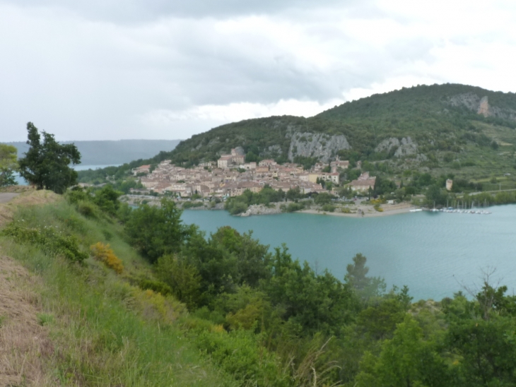 Le village et le lac  Crédit : André Pommiès - Bauduen