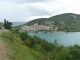 Le village et le lac  Crédit : André Pommiès