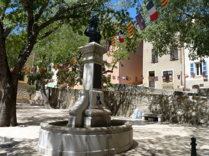Place de la Mairie - Camps-la-Source