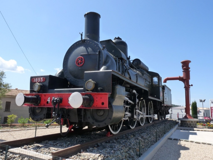 A l'entrée du village , la locomotive 4B9 affectée à Carnoules de 1918 à1930