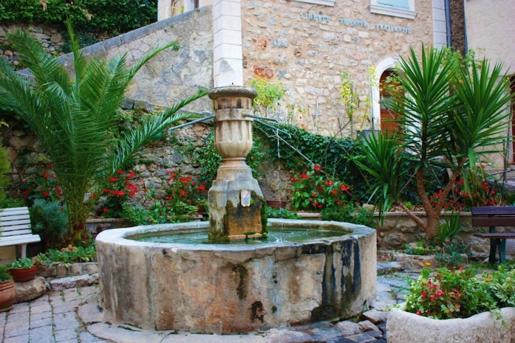 Fontaine de Chateaudouble - Châteaudouble