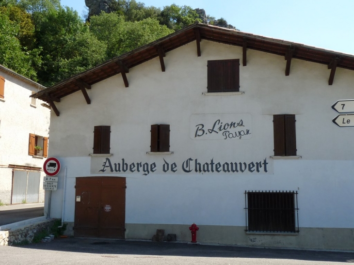 Dans le village - Châteauvert