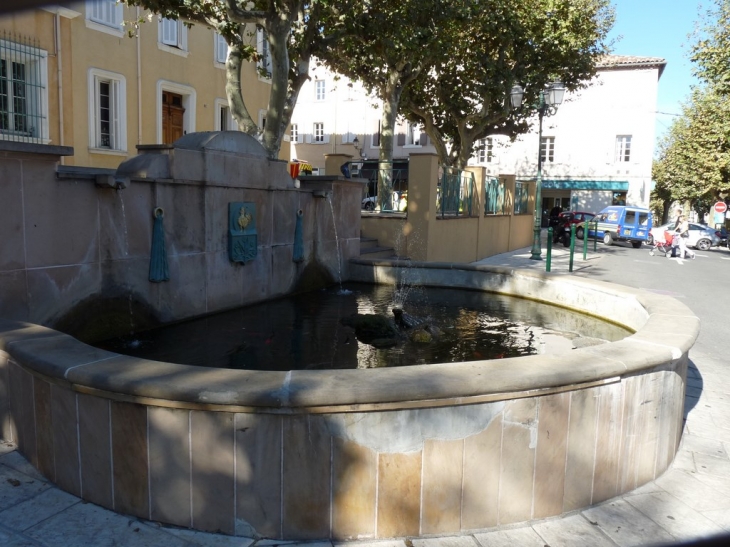  Fontaine place de la république , devant l'hotel de ville - Cogolin