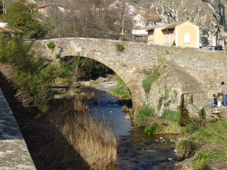 Le pont du 12 siècle sur le réal collobrier - Collobrières