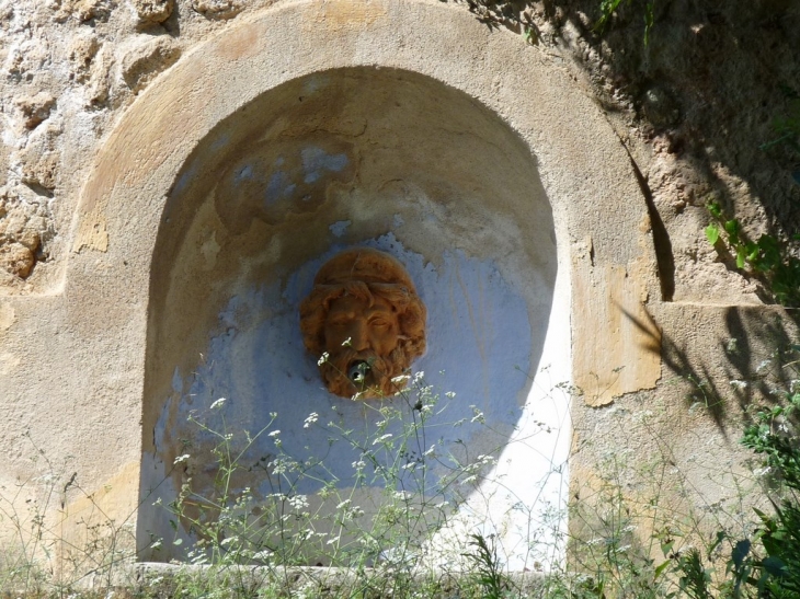 Fontaine dans le jardin des seigneurs - Cotignac