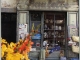 Petite boutique pittoresque dans le village (carte postale de 1990)