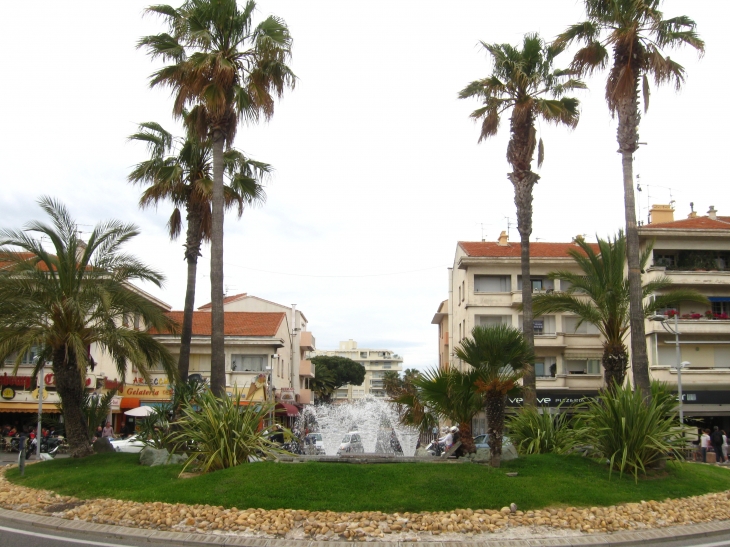 Rond point et fontaine en bord de plage - Fréjus