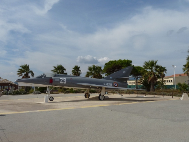 Dans le  jardin sur le bord de la plage::Etendard  IV- M - Fréjus