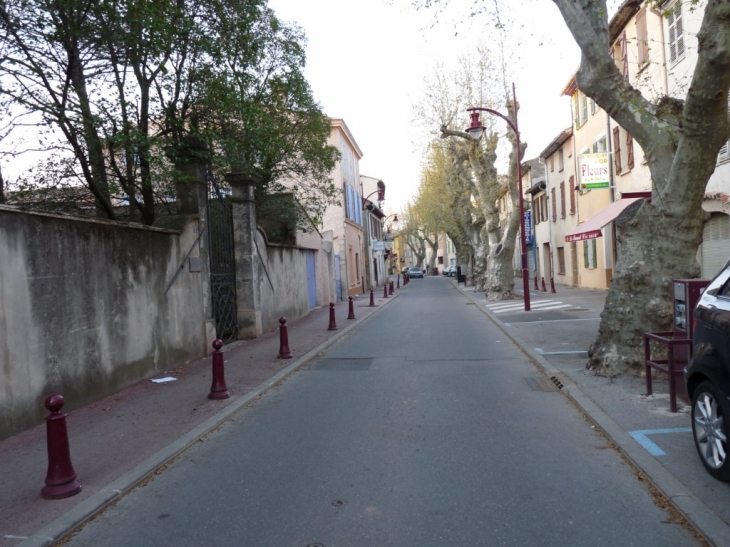 Une rue du village - Garéoult