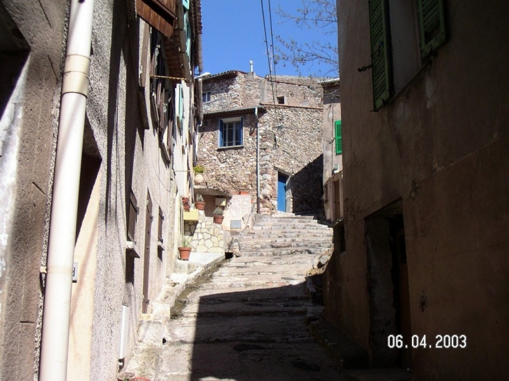 Une ruelle du vieux village - Gonfaron